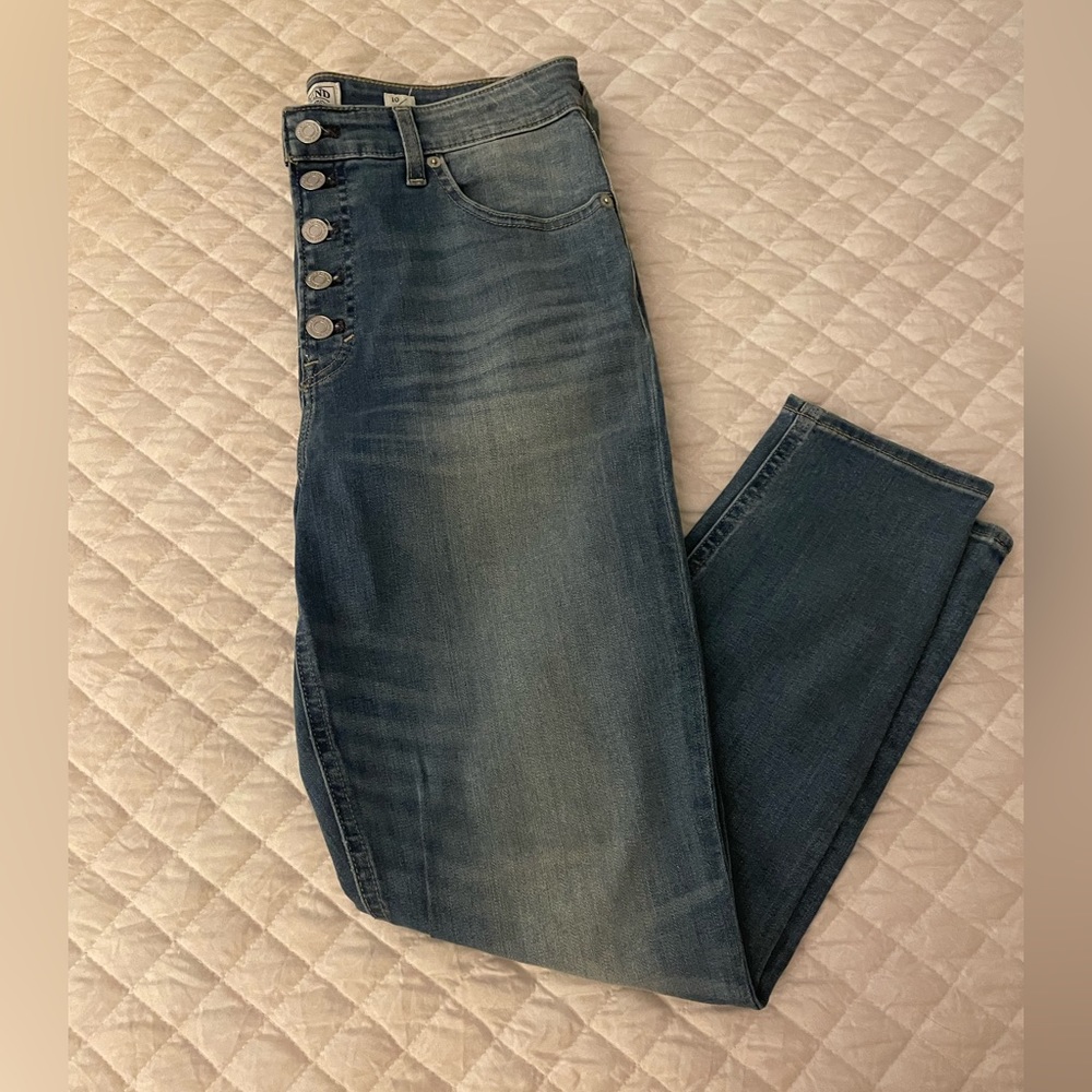 Button fly medium wash Lucky Brand Bridgette Crop. Size 10